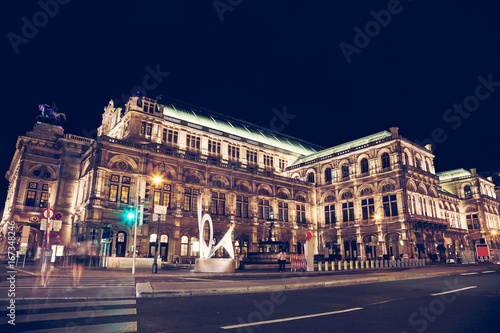 Fototapeta Naklejka Na Ścianę i Meble -  State Opera in Vienna Austria at night