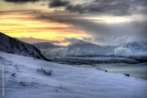Jour polaire, montagnes norvégiennes près de Tromsø