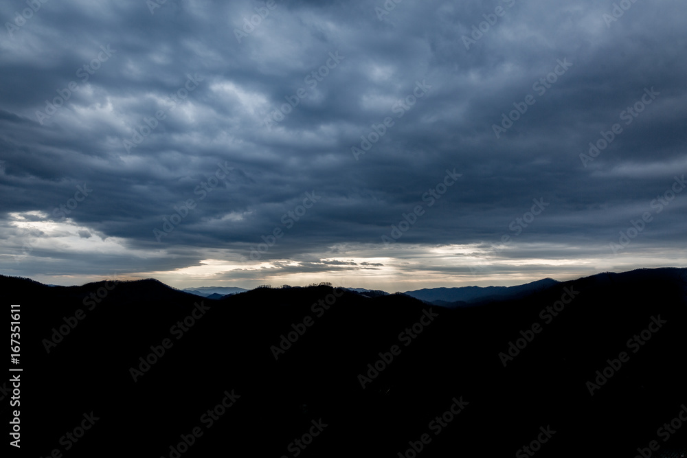 Obraz premium Dramatic Clouds at Sunset in the Mountains