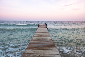 Fotobehang Pier Houten pier bij warme zonsondergang  © comradelukich