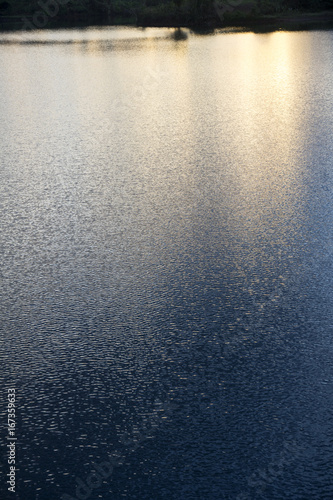 Lichtreflektion auf Wasseroberfläche