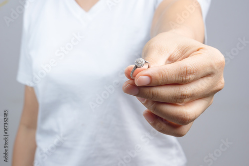 Woman return her wedding ring