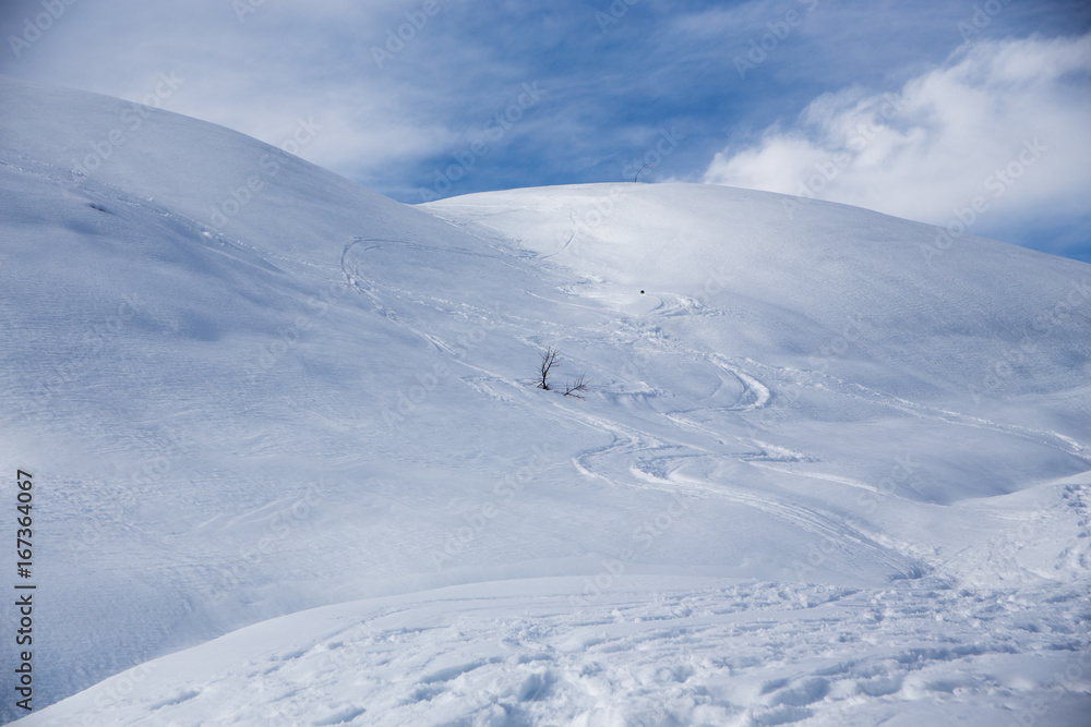 Schneebedeckter Berggipfel in den Dolomiten mit Spuren im Schnee