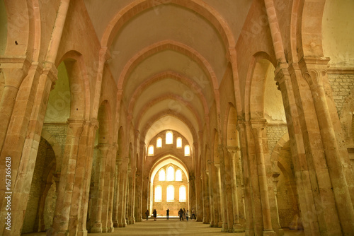 Nef de l'abbaye cistercienne de Fontenay en Bourgogne, France