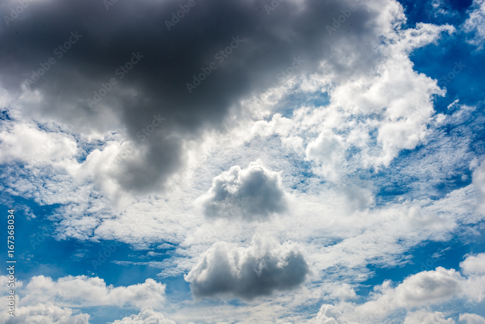Obraz premium Dramatic stormy cloud on the blue sky