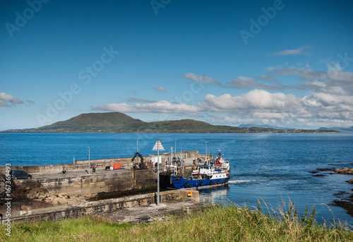 Tableau sur toile Clare Island seen from Roonah Quay in county Mayo, Ireland