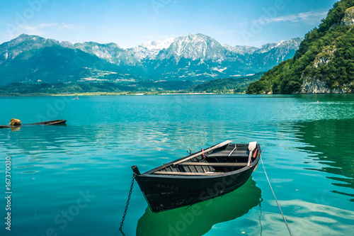 Fototapeta Naklejka Na Ścianę i Meble -  boat on lake