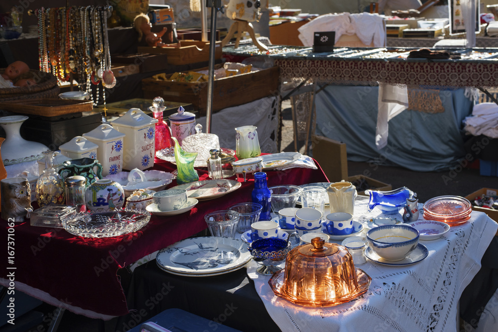 étal de vaisselle dans une brocante