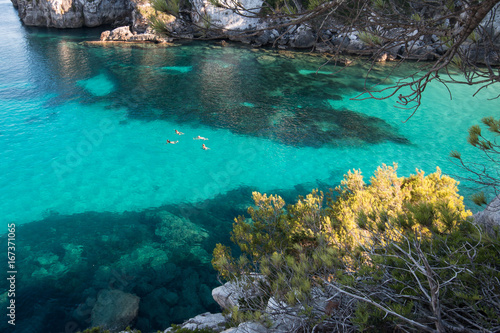 bagno a Cala Macarelleta - isola di Minorca (Baleari)