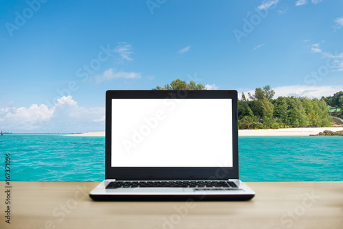 Laptop with tropical island © pom669