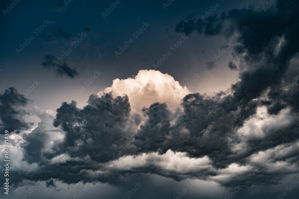 Obraz premium Wolkenformation bei Sonnenuntergang