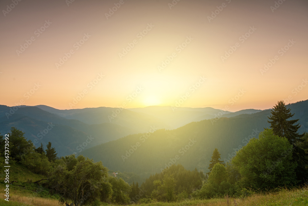 Obraz premium Panoramic view of colorful sunrise in mountains