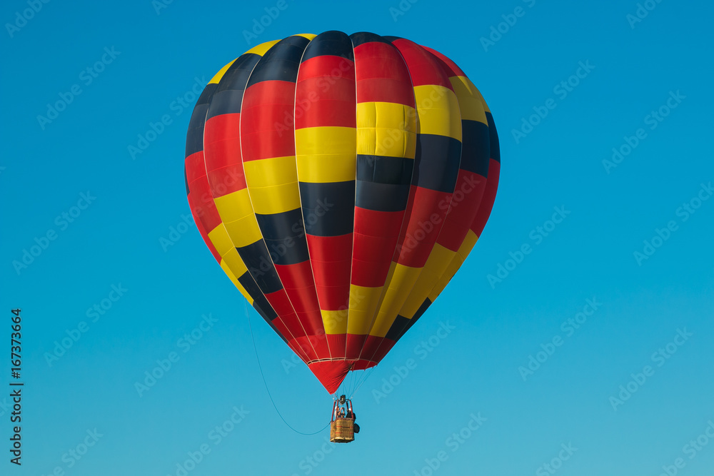 Mongolfiera colorato contro il cielo azzurro Mongolfiera colorato contro il cielo azzurro