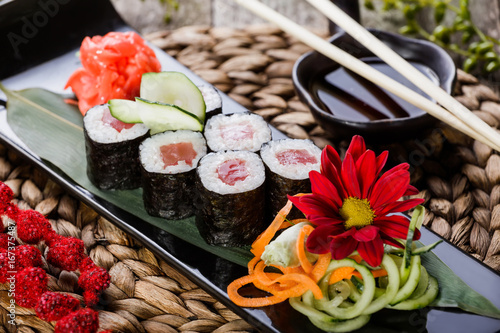 Фотография Sushi Rolls - Maki Sushi sashimi decorated with flowers