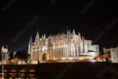 Kathedrale von Palma de Mallorca hell beleuchtet, Nachtaufnahme