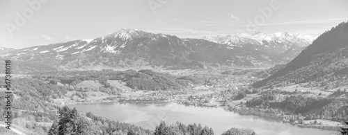 Panorama Landschaft in Bayern mit Berge in schwarz-weiß