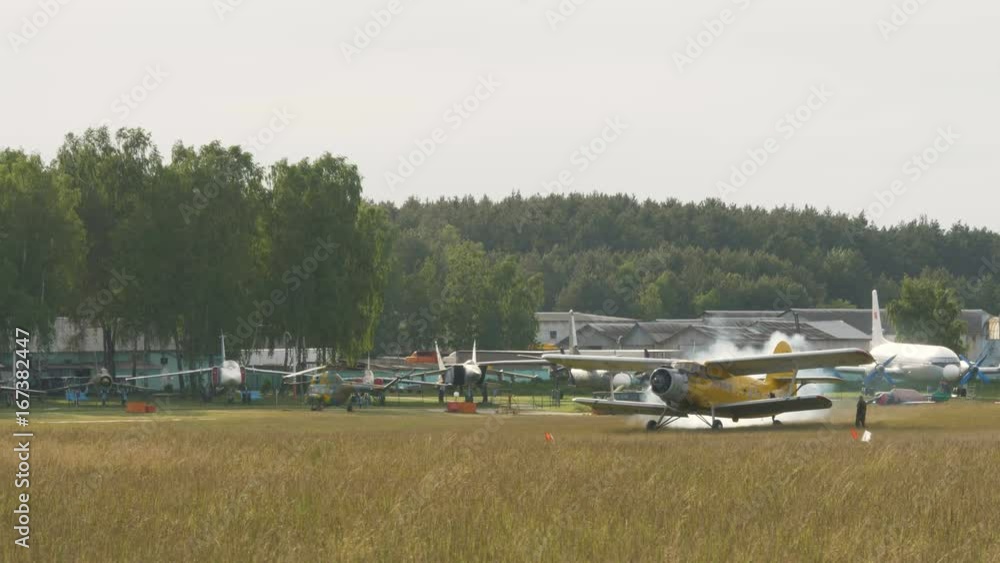 The plane starts the engine The plane starts the engine