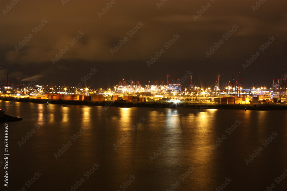 Der wunderschöne Hafen in Hamburg bei Nacht
