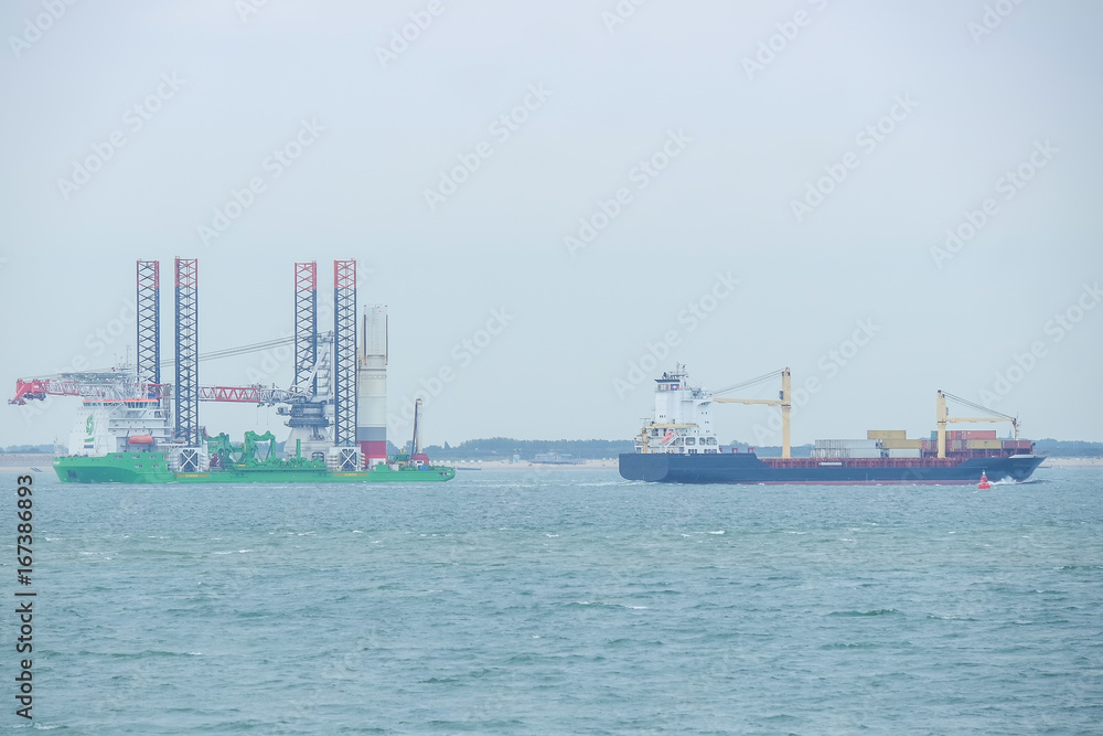 Öltanker und Frachtschiff