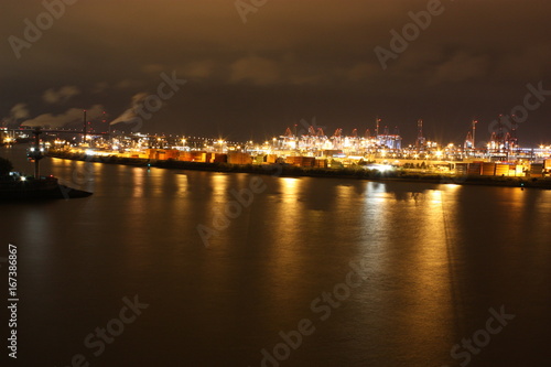 Der wunderschöne Hafen in Hamburg bei Nacht