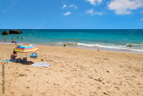 jeune femme et son portable sur la plage