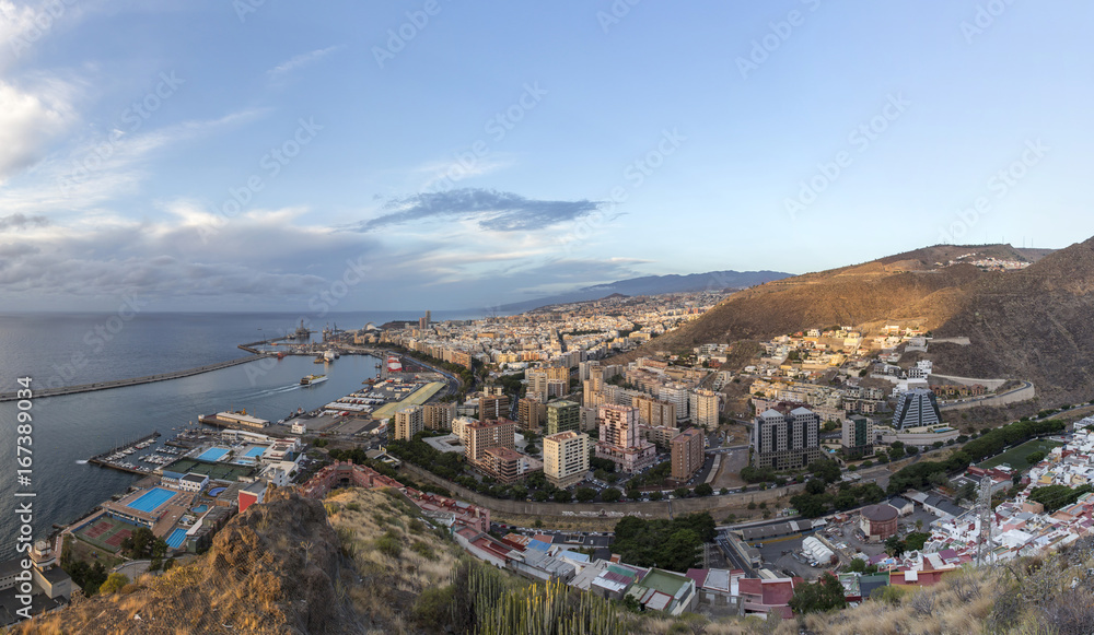 Fototapeta premium Widok z lotu ptaka rano Santa Cruz, stolicy Wysp Kanaryjskich
