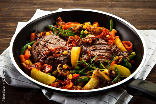 Quadro su tela Grilled steaks and vegetables