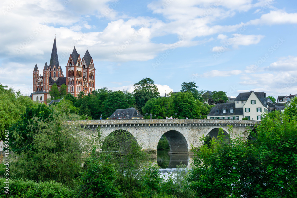  Blick auf den Dom von Limburg an der Lahn mit Brücke Lahnbrücke