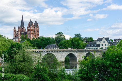  Blick auf den Dom von Limburg an der Lahn mit Brücke Lahnbrücke