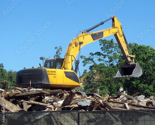 Demolition of houses, demolition of debris, work of an excavator