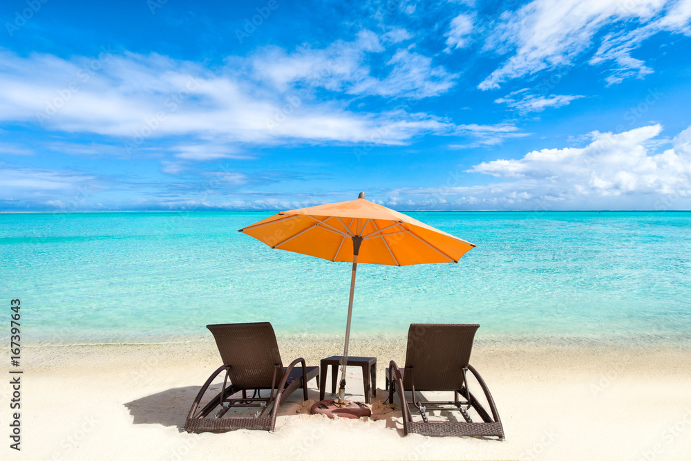 Urlaub am Meer und Strand mit Sonnenschirm Stock-Foto