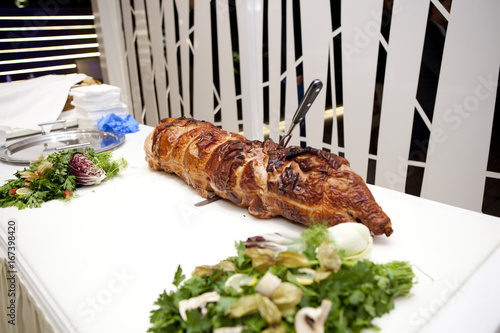 porchetta di maiale arrostita