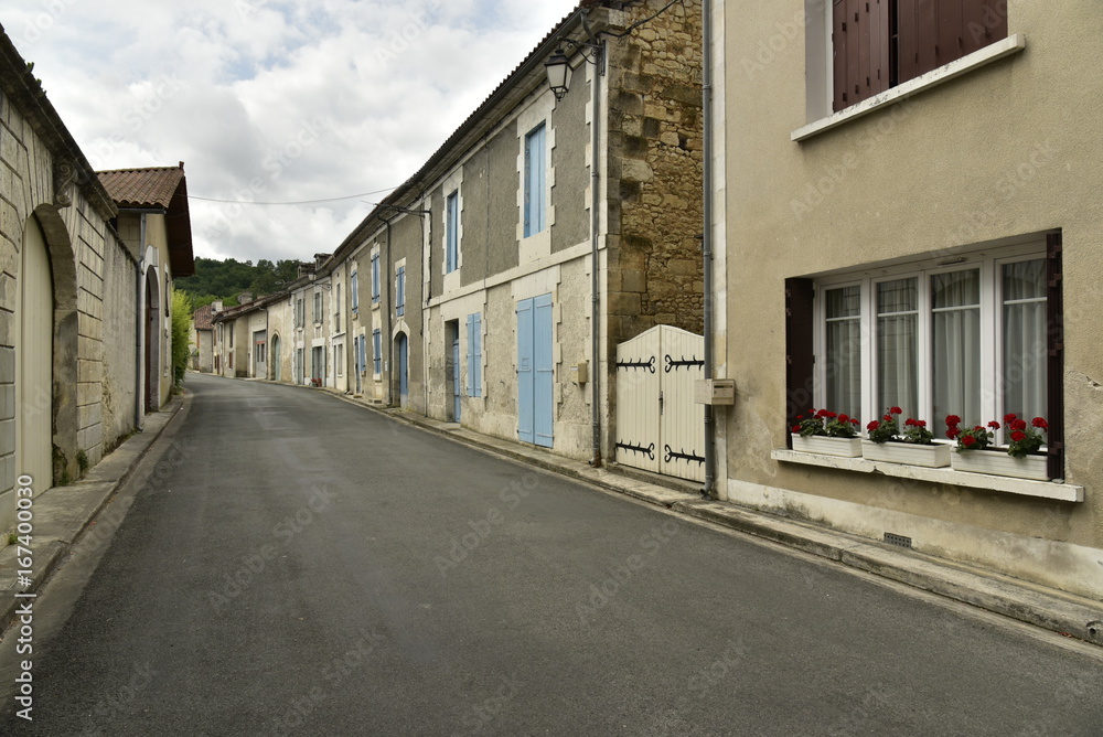 L'une des rues typiques du Périgord Vert ,au village de Champagne-et-Fontaine