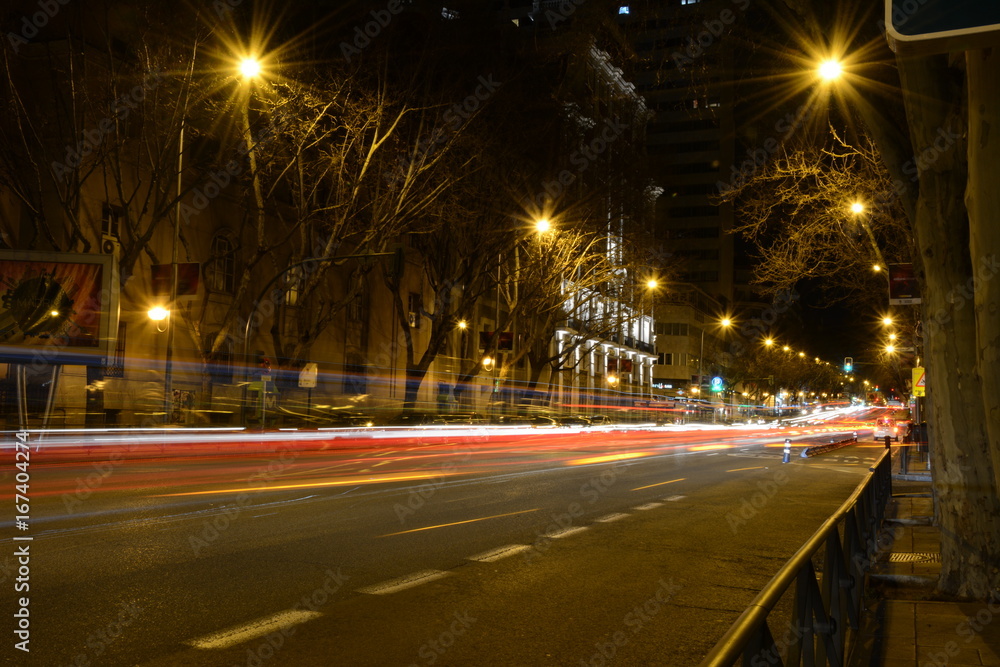 Fototapeta premium Noches por Madrid, calles con exposición larga