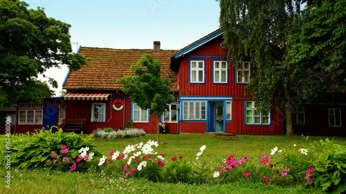 Fotografi malerisches Holzhaus in Nida auf der kurischen Nehrung in Lettland