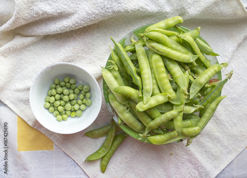 Obraz na płótnie Green peas. Pile of pods in a glass bowl. Vegetables, vegetarianism w salonie