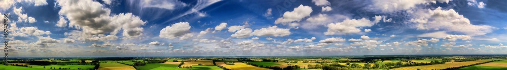 Panorame Feldlandschaft mit Himmel in Norddeutschland