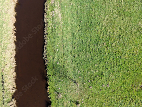 Abstraktes Luftbild eines kleinen Flusses photo