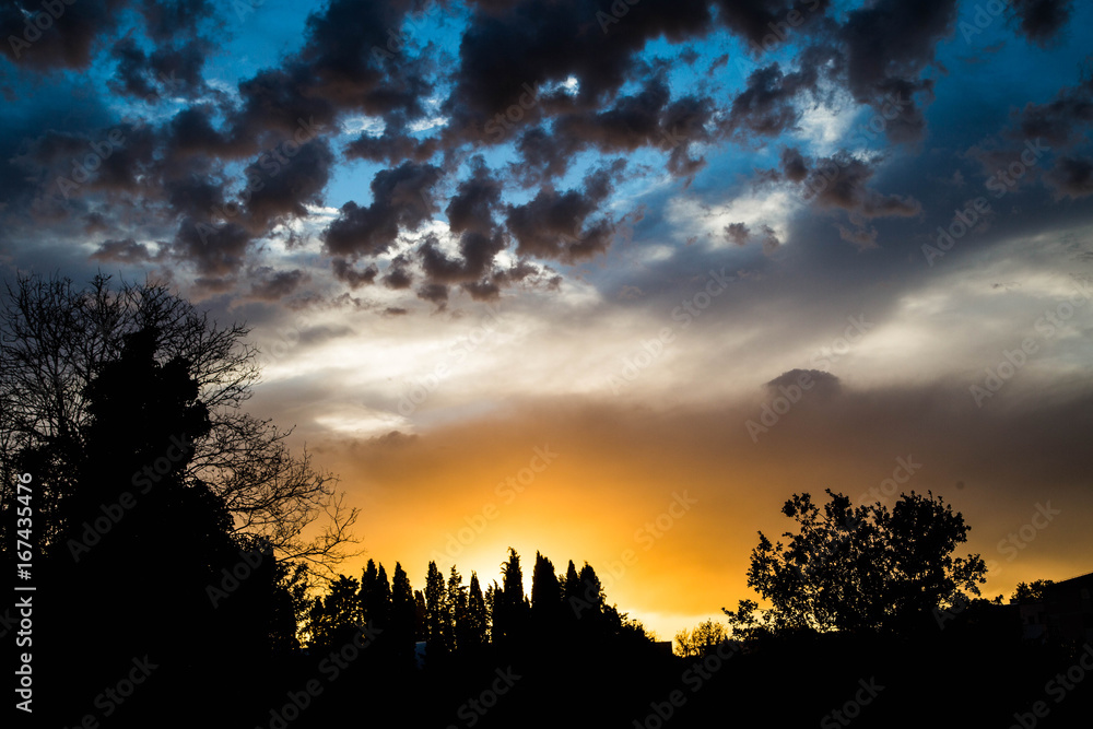 stimmungsvoller Sonnenuntergang nach tobendem Gewitter stimmungsvoller Sonnenuntergang nach tobendem Gewitter