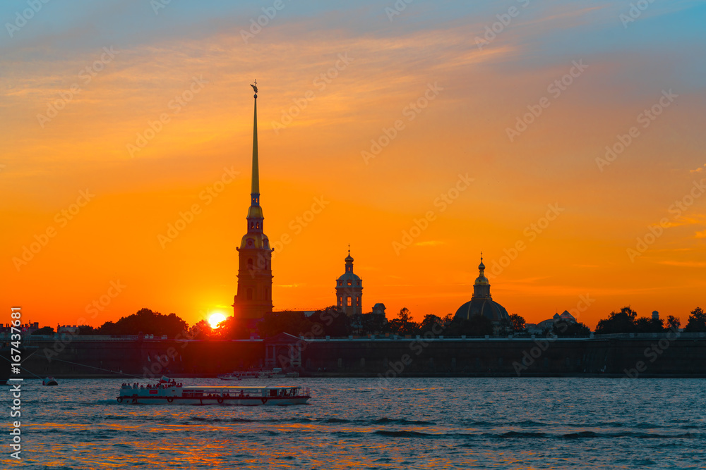 Obraz premium Orange sunset over Peter and Paul Fortress