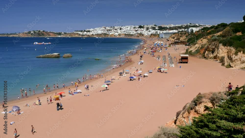 sur la plage ensoleillée