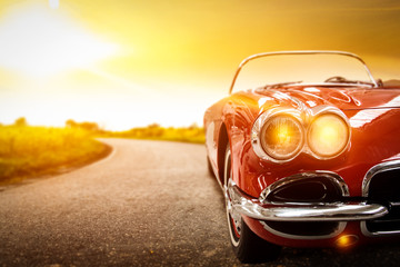 Leinwandbilder Oldtimer Oldtimer im goldenen Sonnenuntergangslicht  © magdal3na