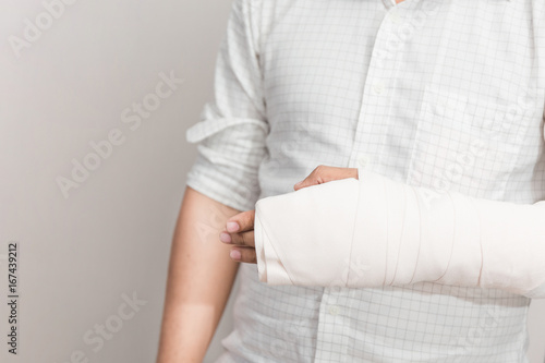 Arm of man splint mild injuries from accidents.