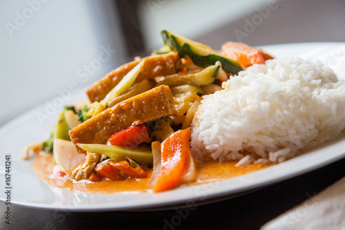 Vegetarisches Gericht mit Gemüse und Tofu in Kokos-Curry-Soße