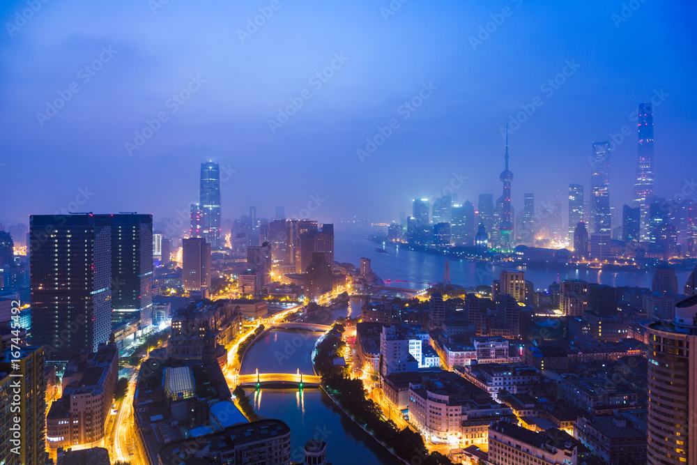 Obraz premium illuminated the bund skyline,huangpu district,shanghai