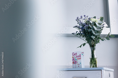 Canvas Print Get well soon card with flowers in hospital ward