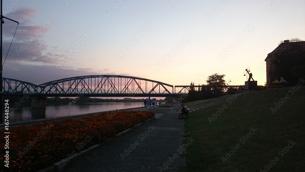 Most o zachodzie słońca