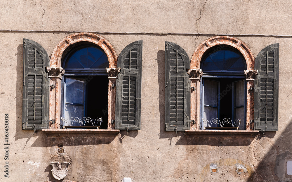 Foto Stock Finestre antiche | Adobe Stock