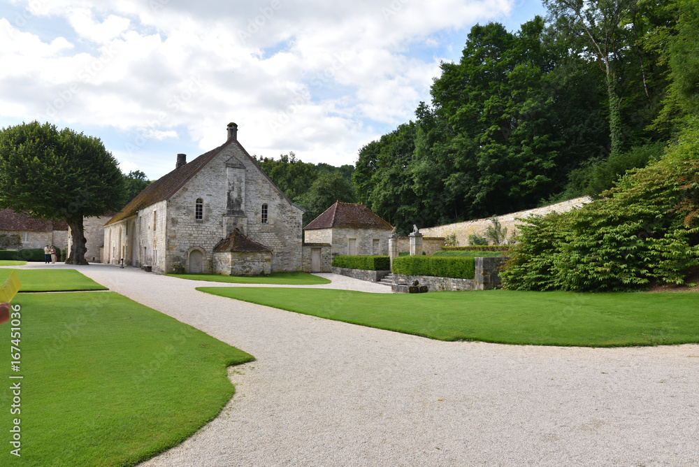 Jardin de l'abbaye royale cistercienne de Fontenay en Bourgogne, France