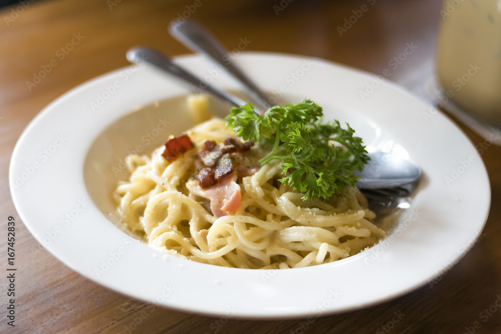 Spaghetti carbonara on wood table